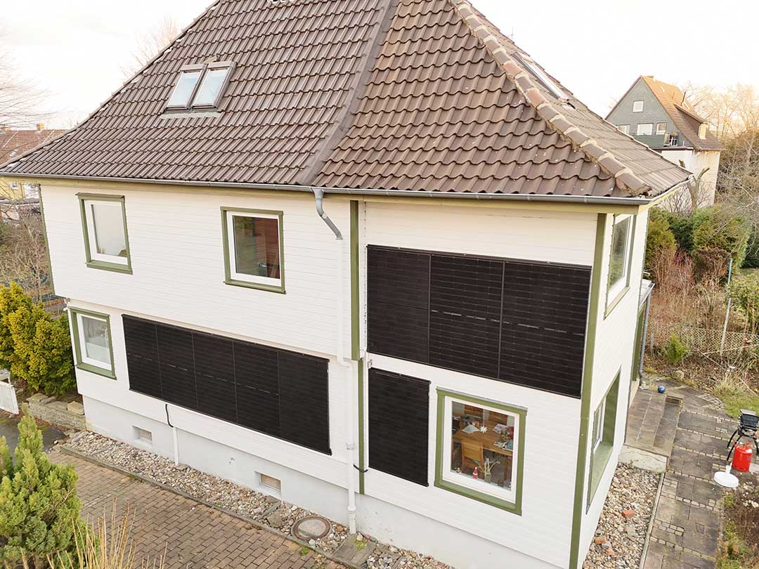 Einfamilienhaus mit installierter Photovoltaikanlage auf dem Dach