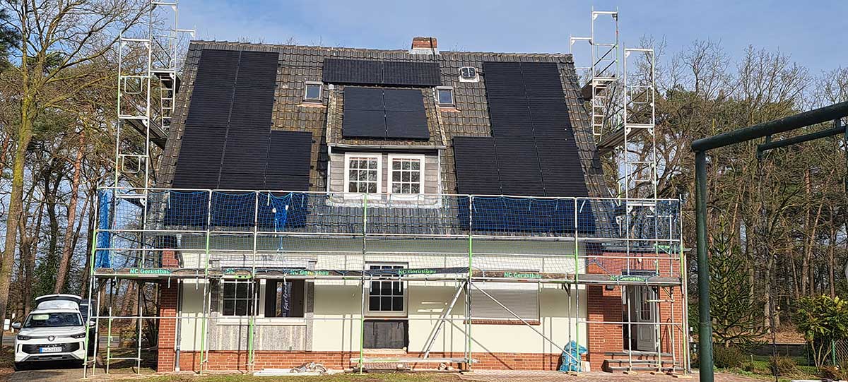 Einfamilienhaus mit installierter Photovoltaikanlage auf dem Dach