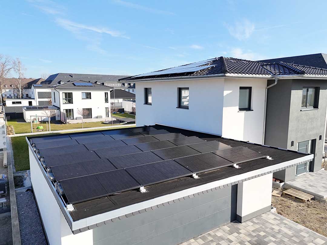 Photovoltaikanlage auf Flachdach eines Wohnhauses
