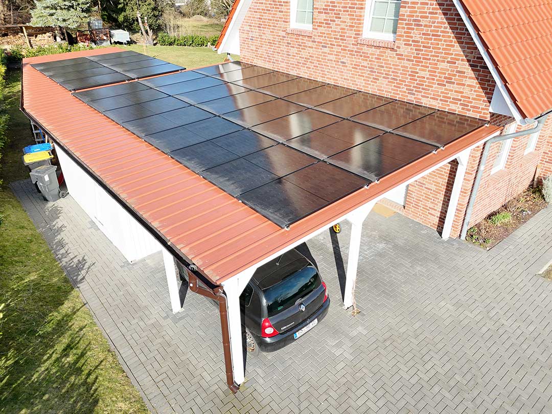 Photovoltaikanlage auf Garagendach neben Wohnhaus