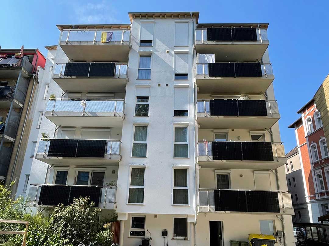 Mehrfamilienhaus mit Balkonen in städtischer Umgebung