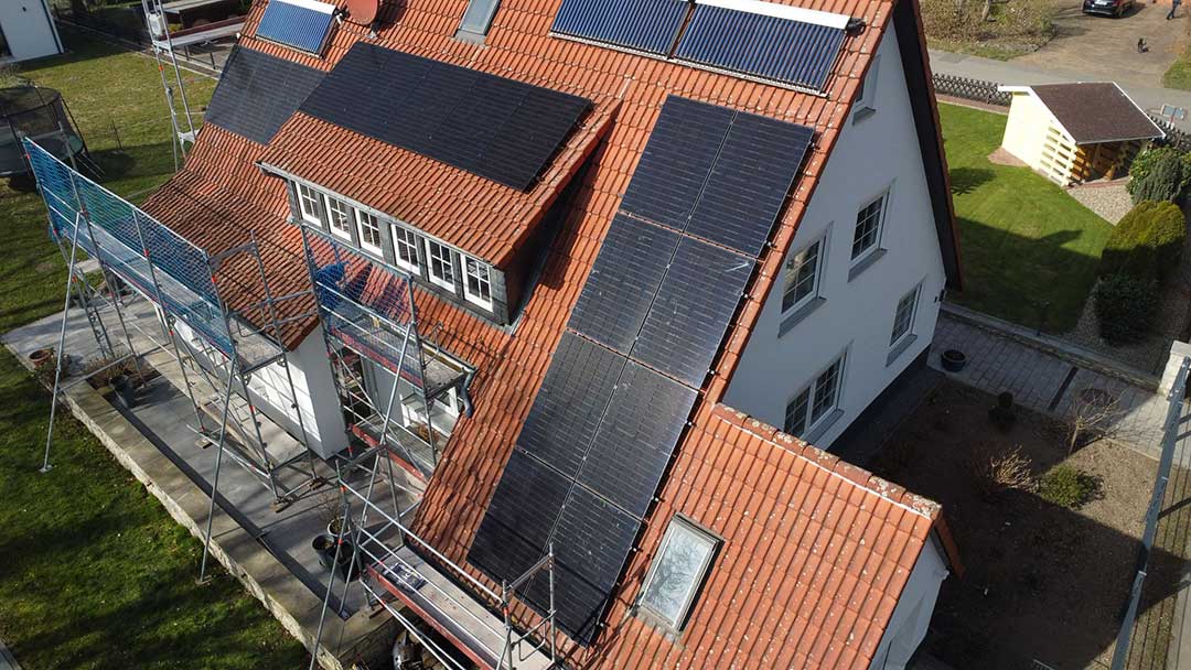 Photovoltaikanlage auf Dach eines Mehrfamilienhauses installiert