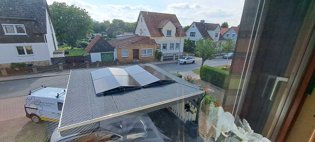 Photovoltaikanlage auf Carportdach neben Wohnhaus installiert