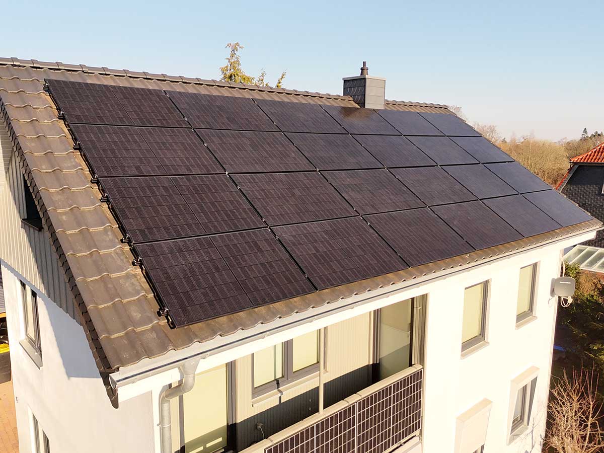 Photovoltaikanlage auf dem Dach eines Einfamilienhauses installiert