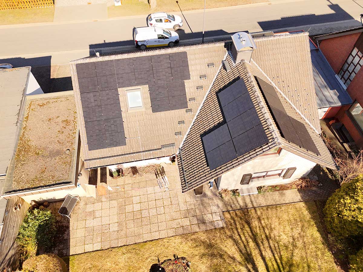 Gesamtansicht einer Photovoltaikanlage auf einem Hausdach