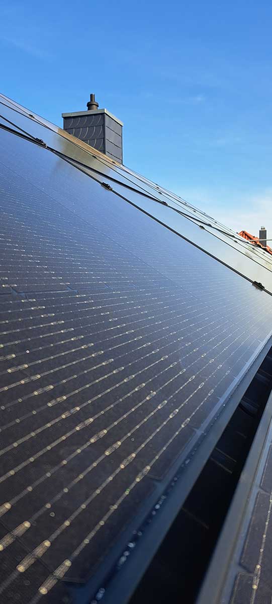 Detailaufnahme von Photovoltaikmodulen auf einem Hausdach in Goslar