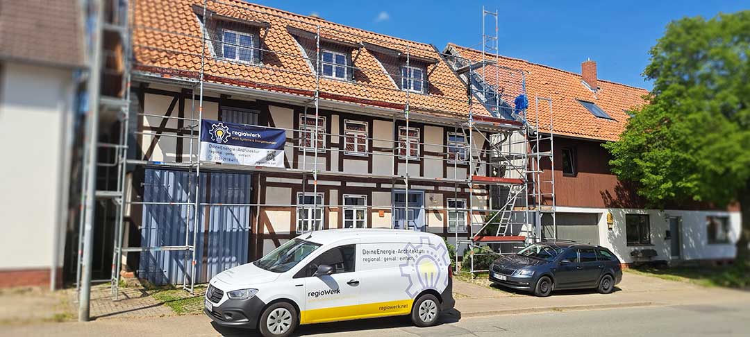 Reihenhäuser in Wohngebiet mit parkenden Autos vor den Häusern