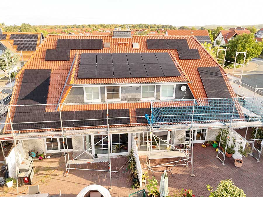 Photovoltaikanlage auf Dach eines Reihenhauses installiert