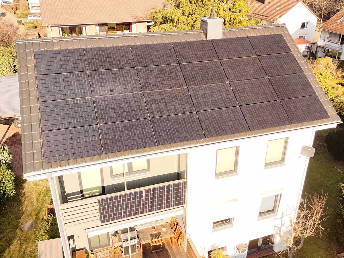 Solaranlage auf einem Hausdach aus der Vogelperspektive