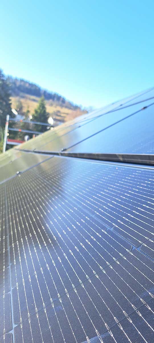 Nahaufnahme von Solarmodulen auf einer Dachfläche