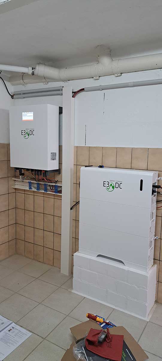 Technikraum mit Stromspeicher und Komponenten einer Photovoltaikanlage