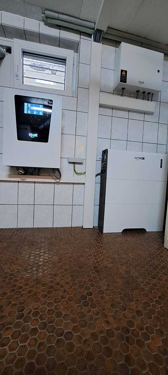 Installierter Wechselrichter im Technikraum einer Photovoltaikanlage