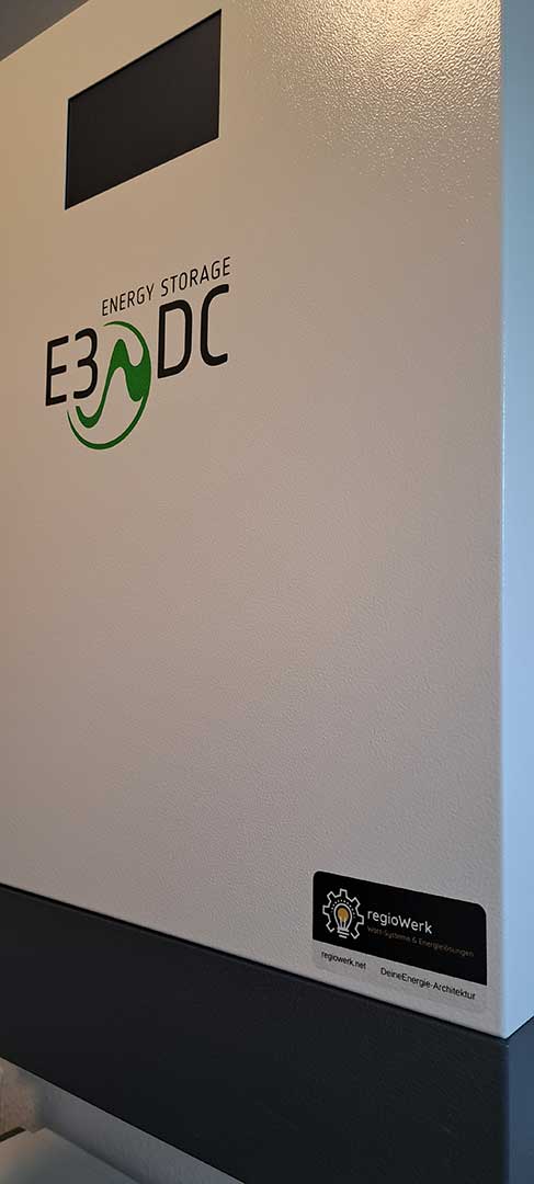 Wechselrichter einer Photovoltaikanlage an der Wand montiert