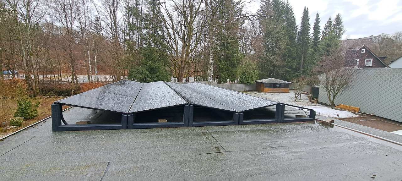 Flachdach-Photovoltaikanlage auf Gewerbegebäude