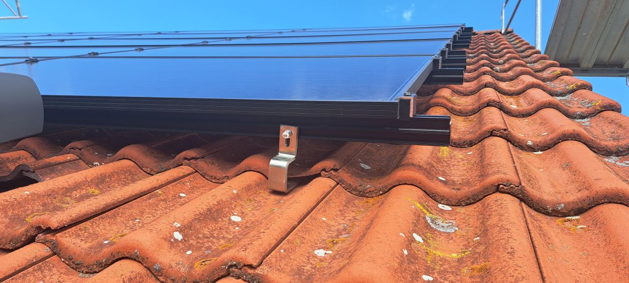 Photovoltaikmodule auf Ziegeldach im Detail