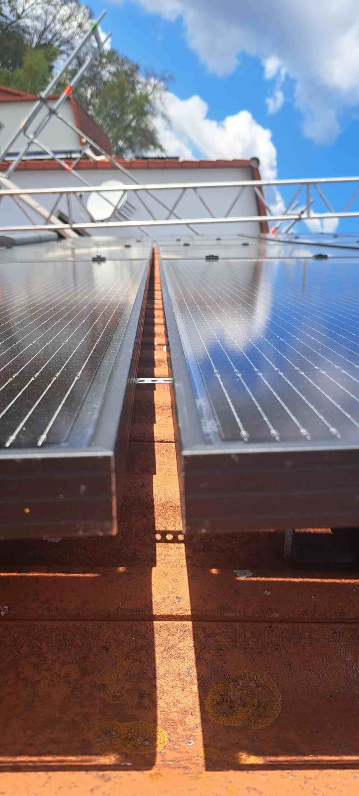 Photovoltaikanlage mit Dachfenster und Solarmodulen