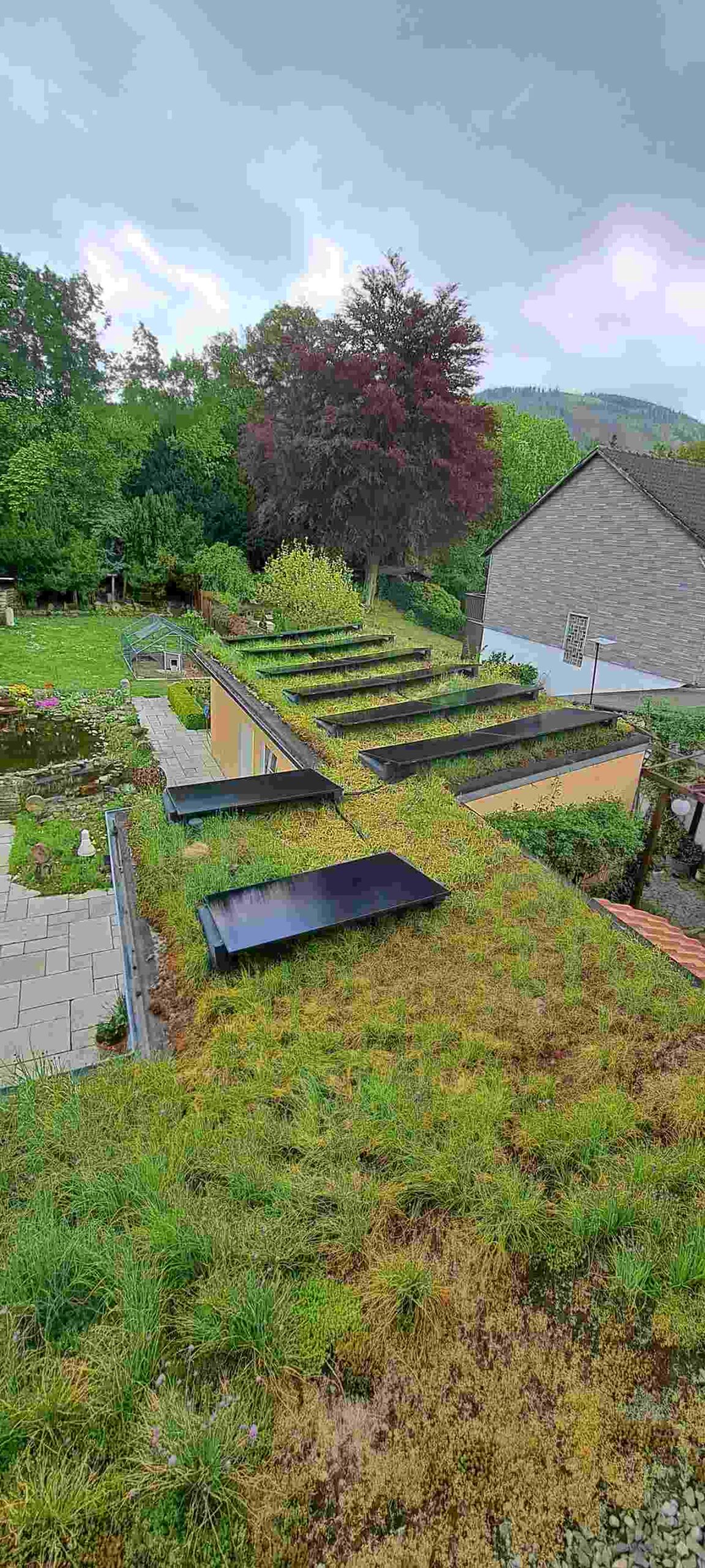 Freiflächen-Photovoltaikanlage im Gartenbereich