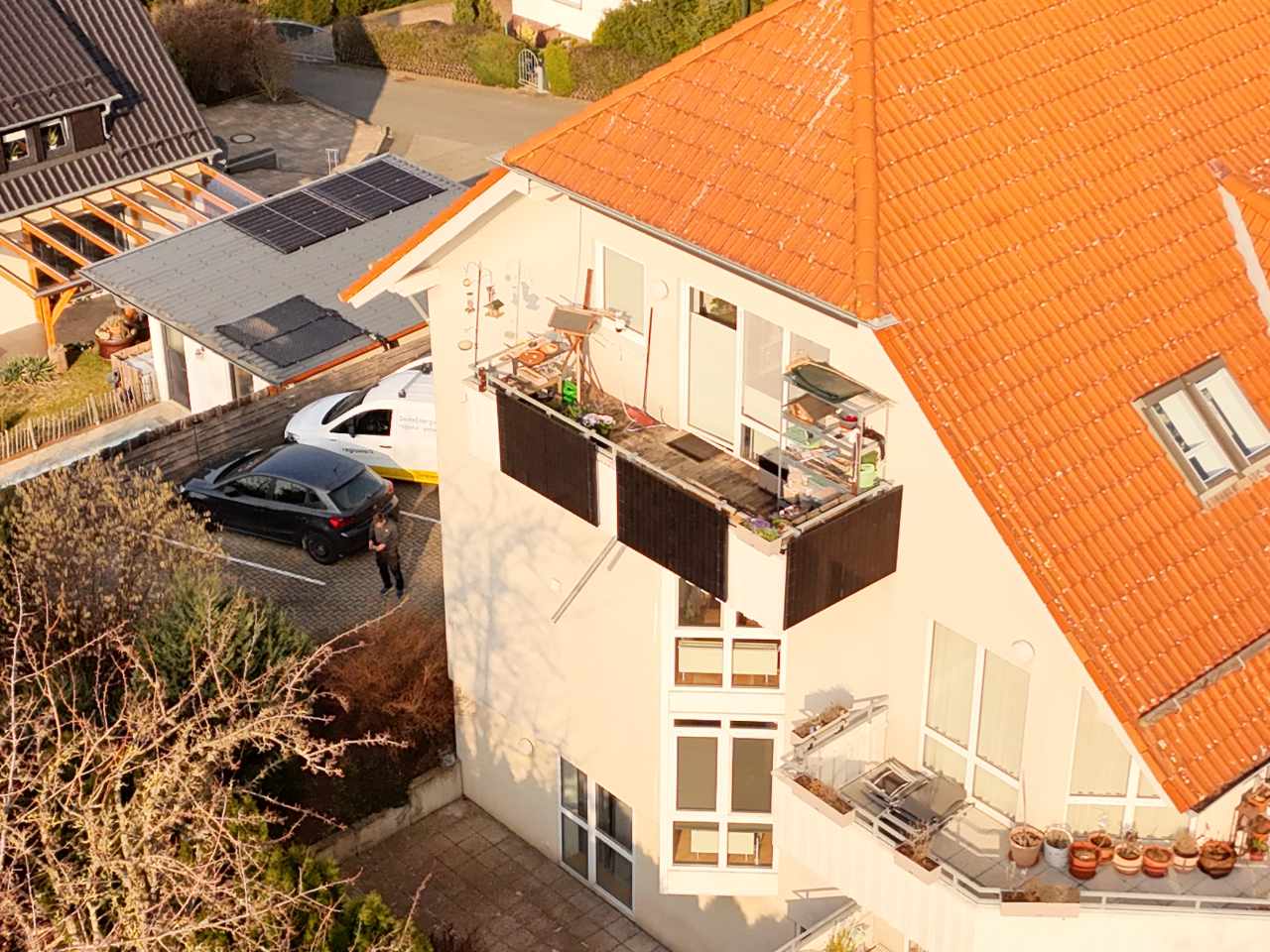 Photovoltaikanlage auf Mehrfamilienhaus aus der Luft