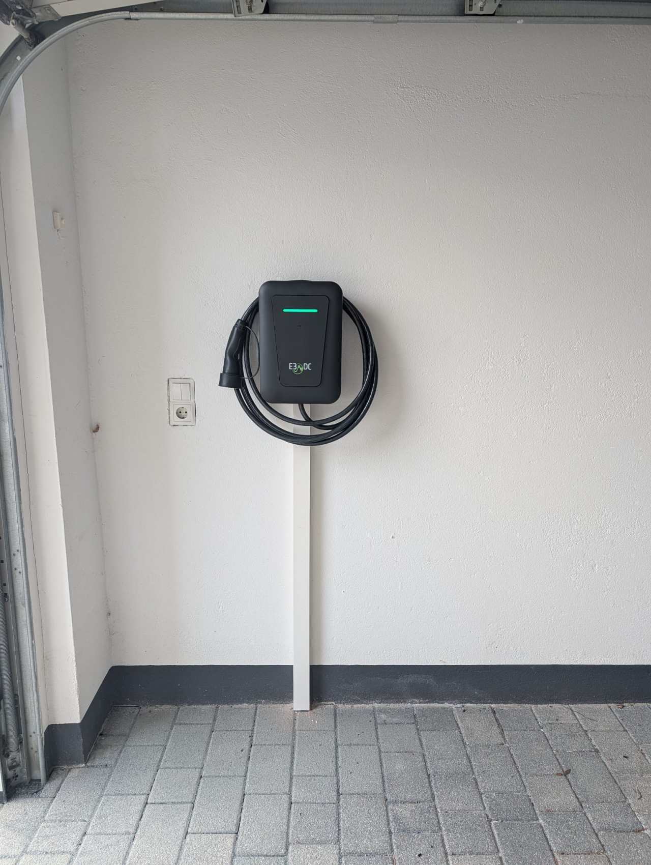 Wallbox für E-Mobilität in Garage installiert
